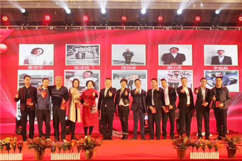 公司領(lǐng)導(dǎo)與派沃功勛員工合影